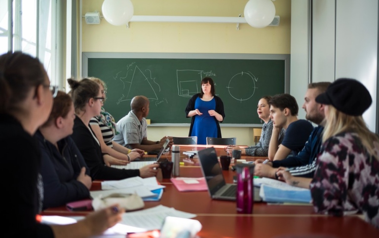Studenter och lärare i lektionssal. Foto: Niklas Björling